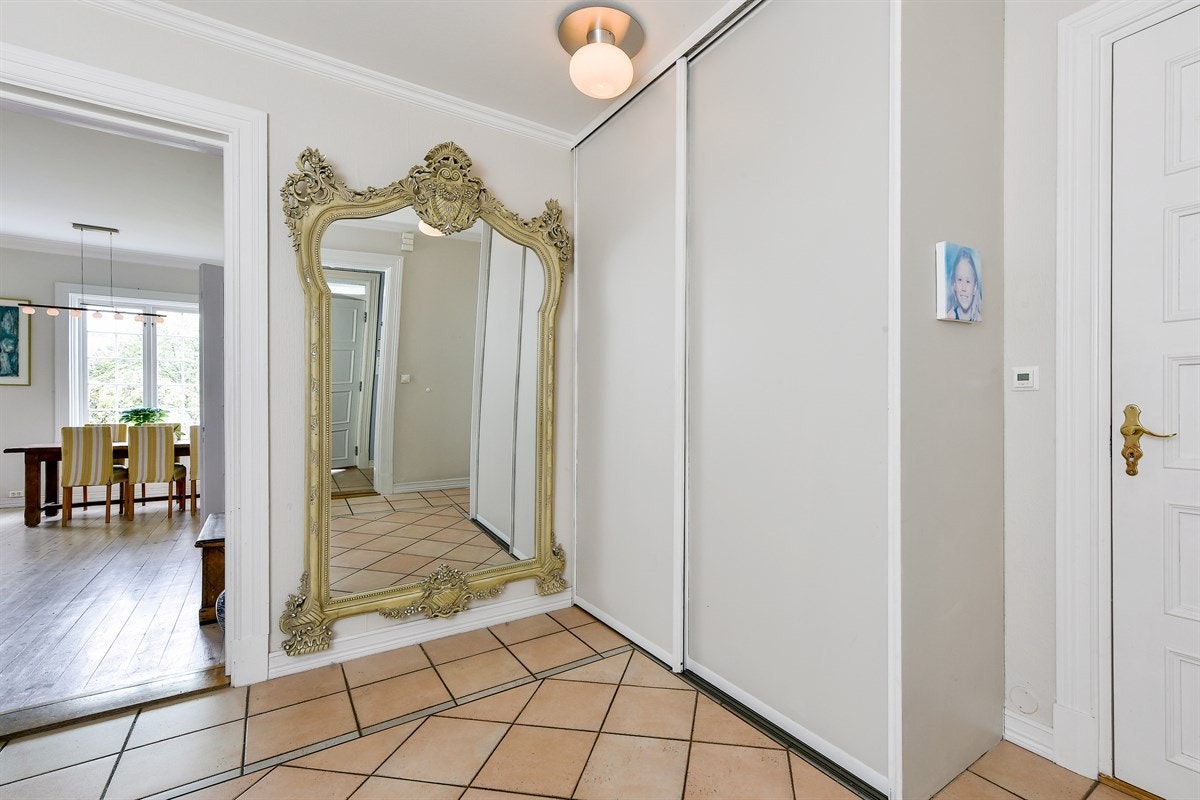 Hallen har varme i gulvet. Galleribilde