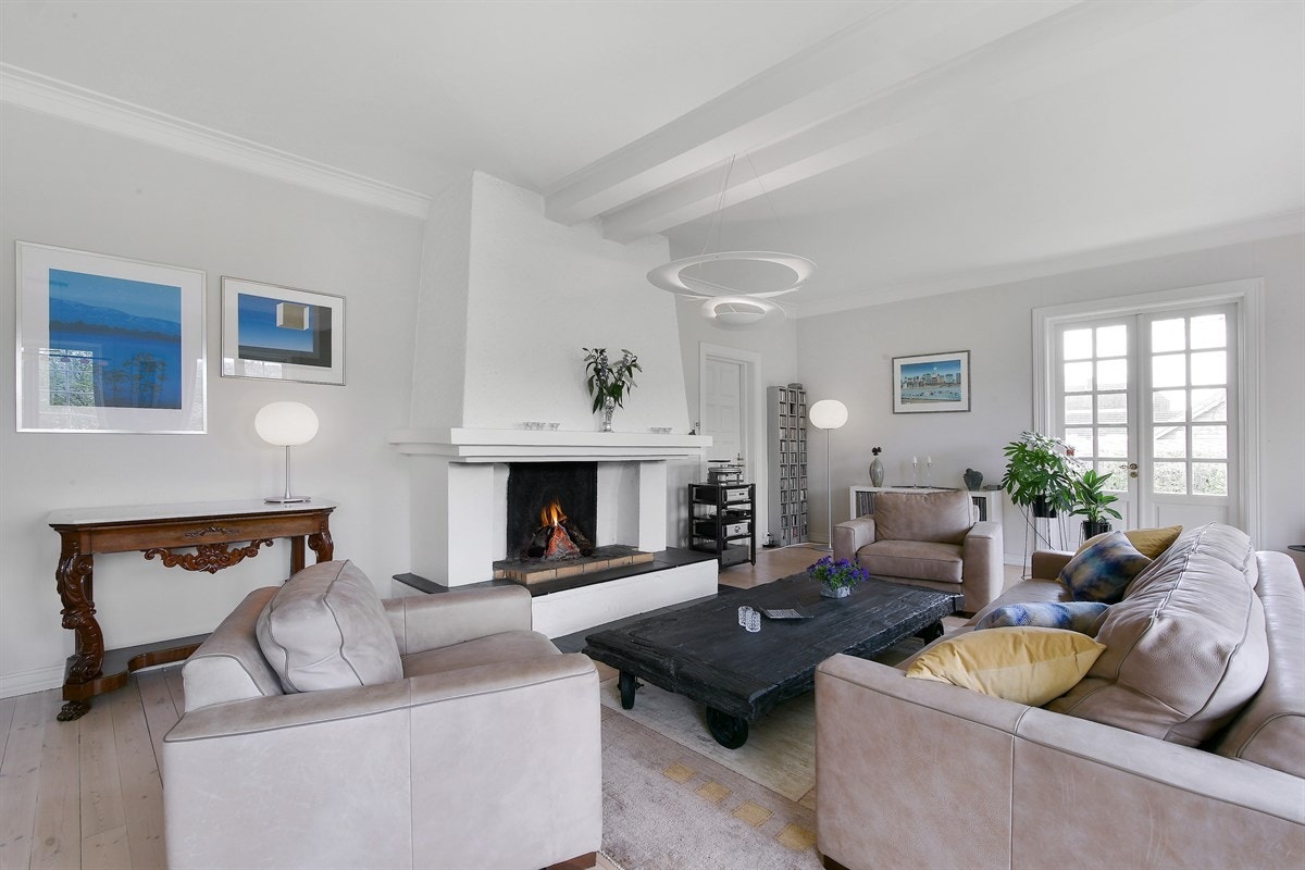 Hovedstuen har god plass for sofagruppe. Galleribilde