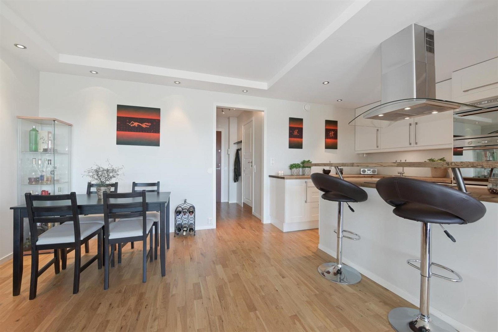 Samle venner til god mat, latter og sene kvelder rundt spisebordet. Galleribilde