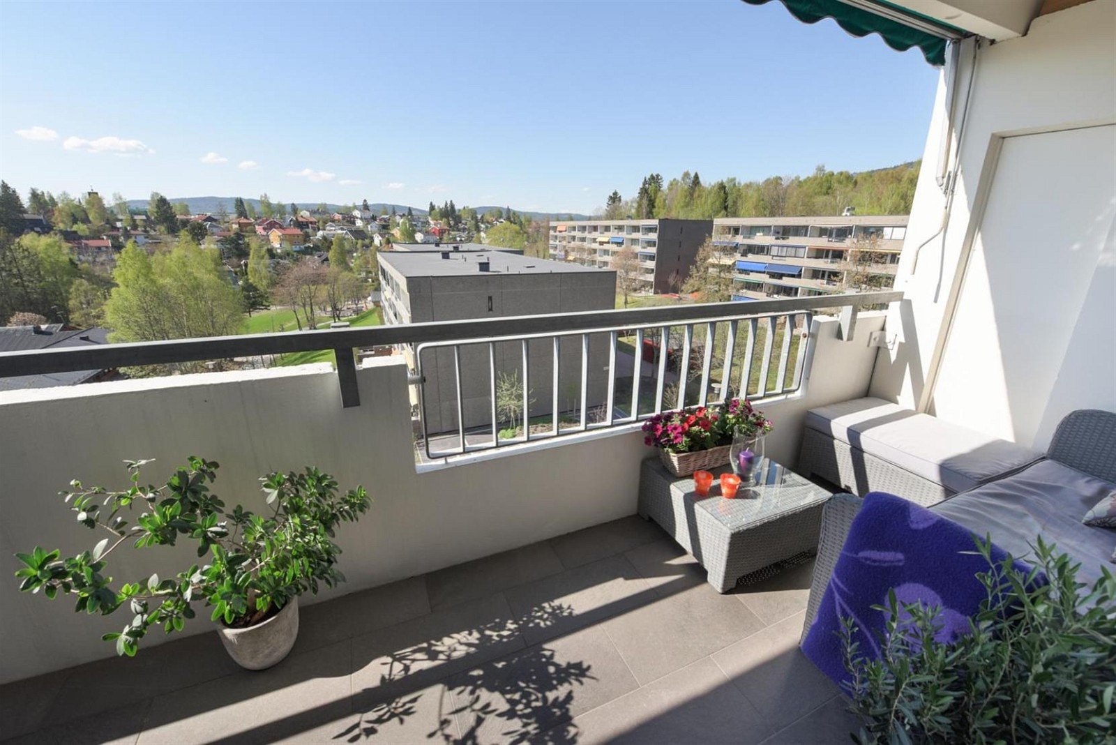 Verandaen ligger skjermet til uten innsyn med flott utsikt, og rikelig med sol frem til den går ned om kvelden. Galleribilde