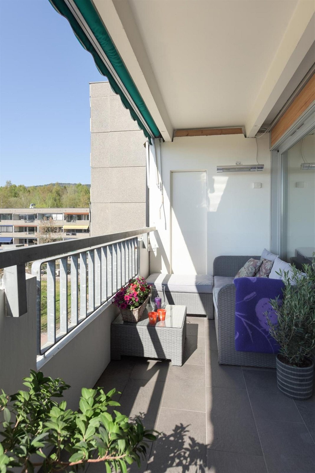 Det er utgang fra stue til veranda på ca. 10,3 kvm. Galleribilde