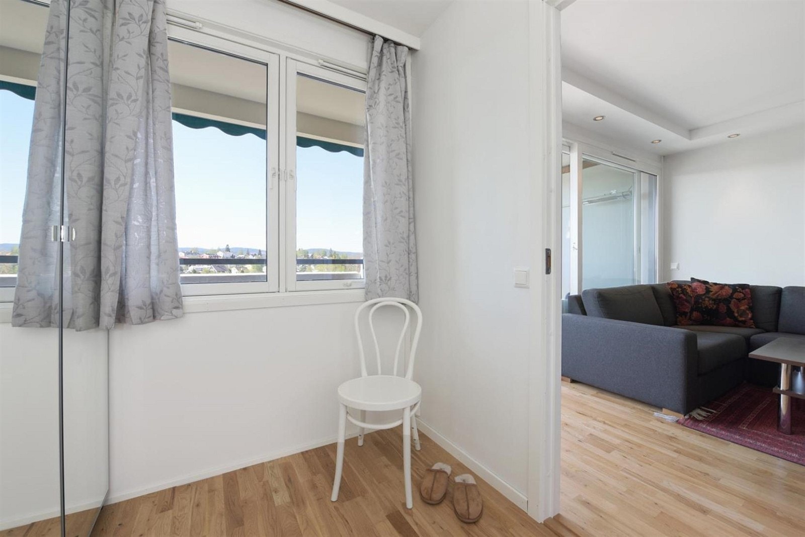 Gode vindusflater tilfører rommet godt med lys og gir en god atmosfære. Galleribilde