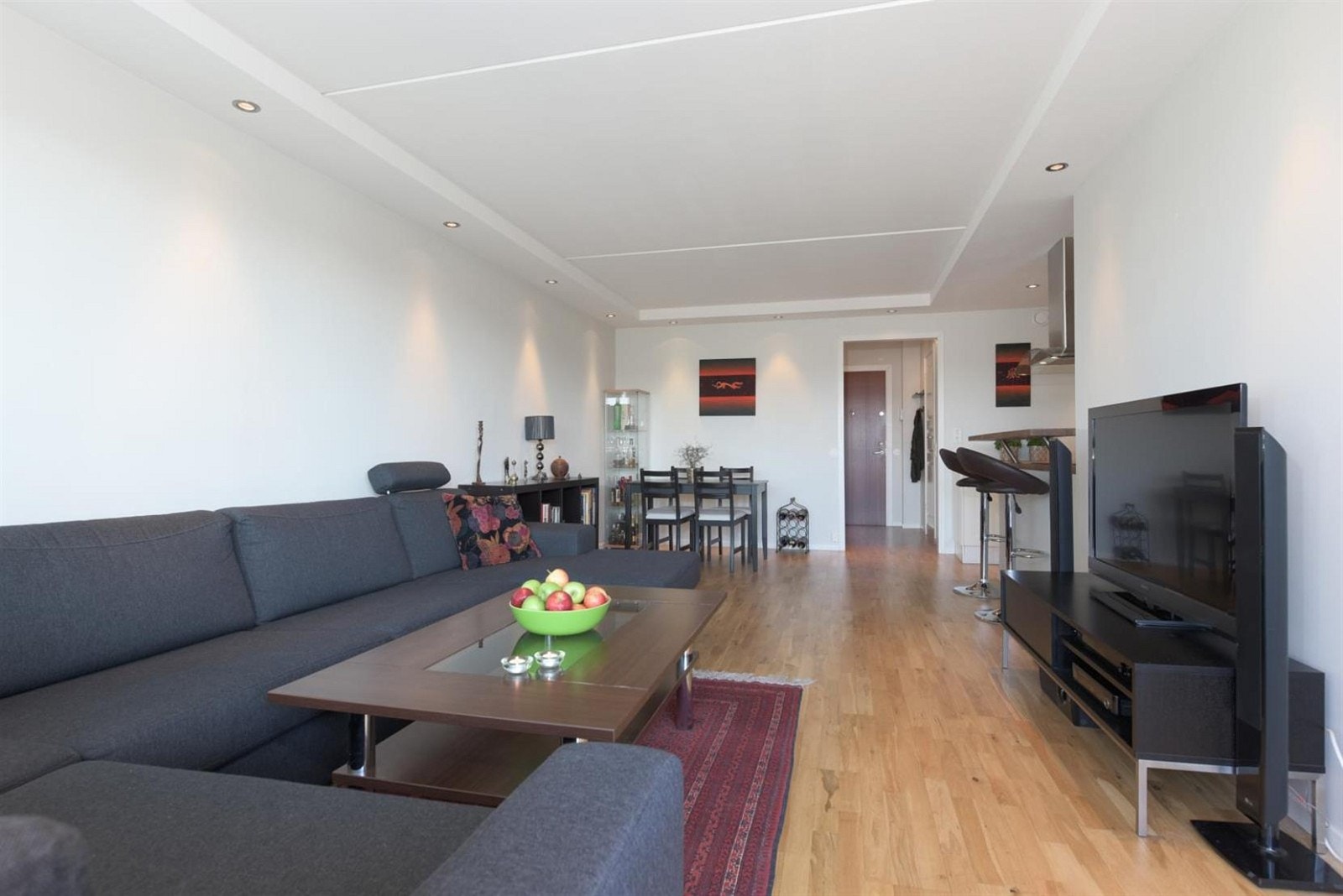 Det er god plass til spisebord, sofa og tilhørende møblement. Galleribilde