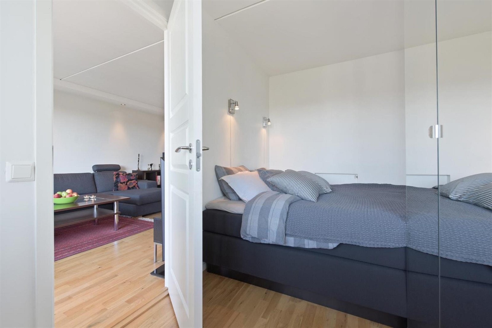 Leiligheten har et lyst og godt soverom med plass til dobbeltseng. Galleribilde