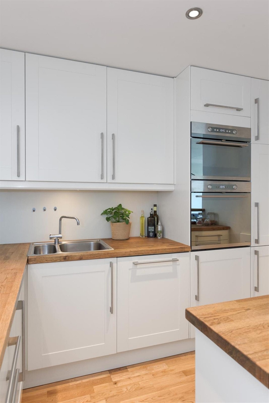 Det er integrert keramisk, stekeovn, mikrobølgeovn, oppvaskmaskin, kjøleskap og fryseskap. Galleribilde