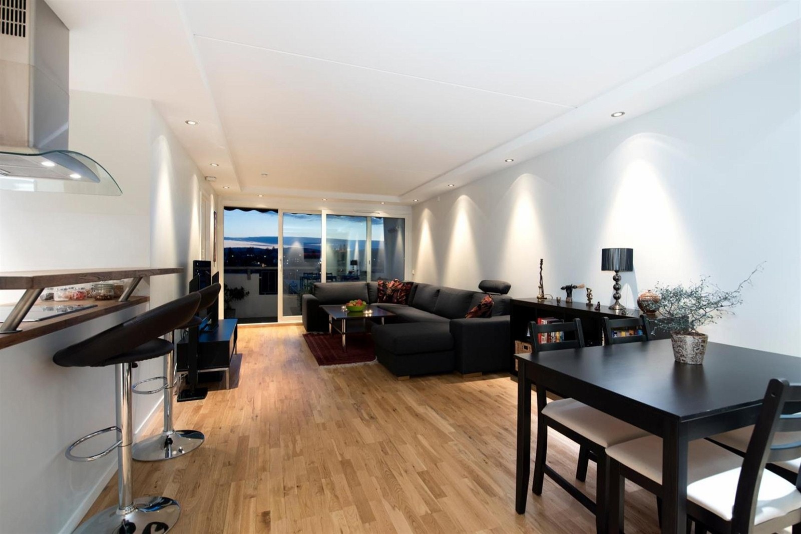 Gulvoverflater er belagt med parkett. Senket himling med downlights og lyskasse langs veggene i stuen. Galleribilde