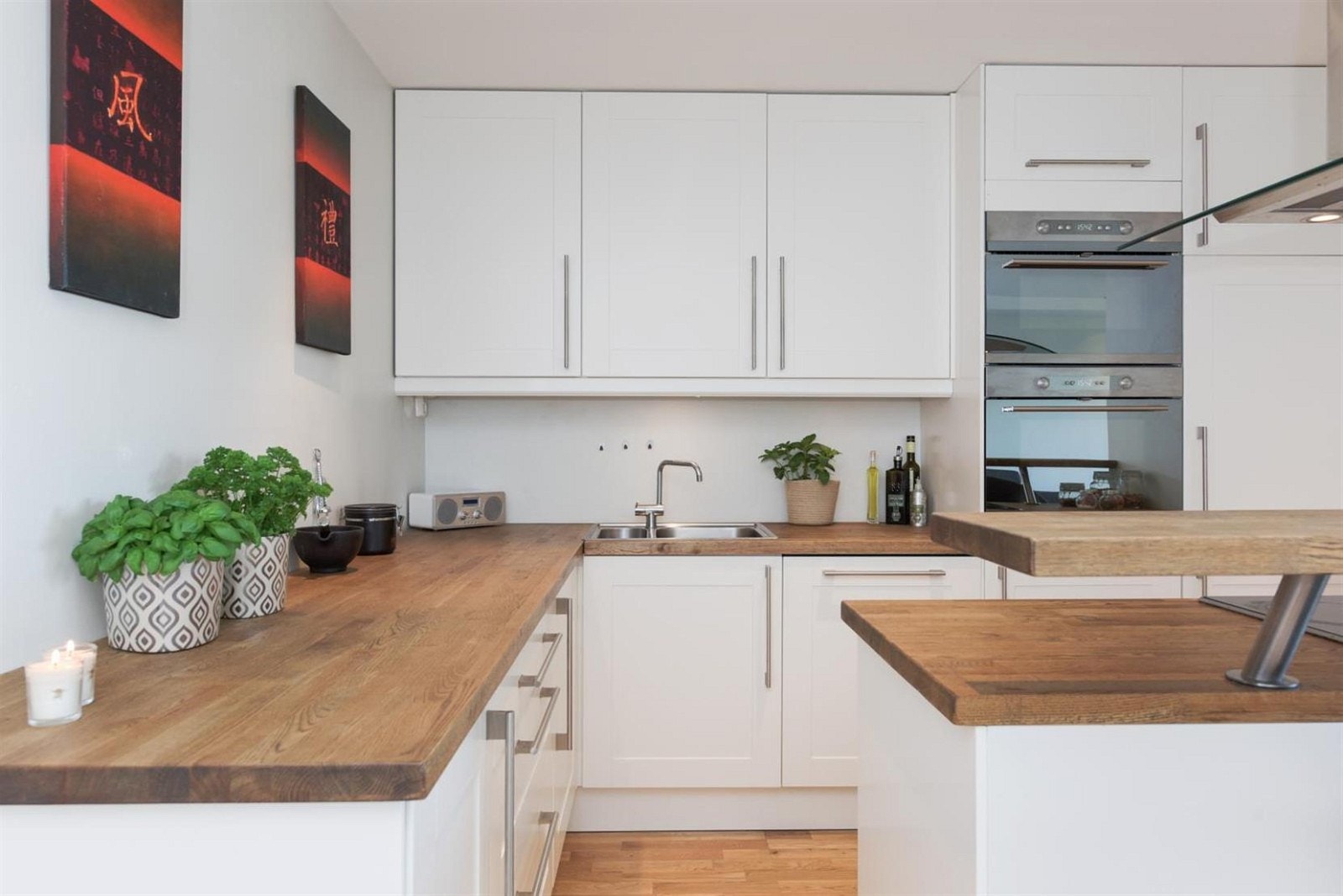 Kjøkkeninnredningen består av hvite glatte folierte fronter. Laminat benkeplater. Galleribilde