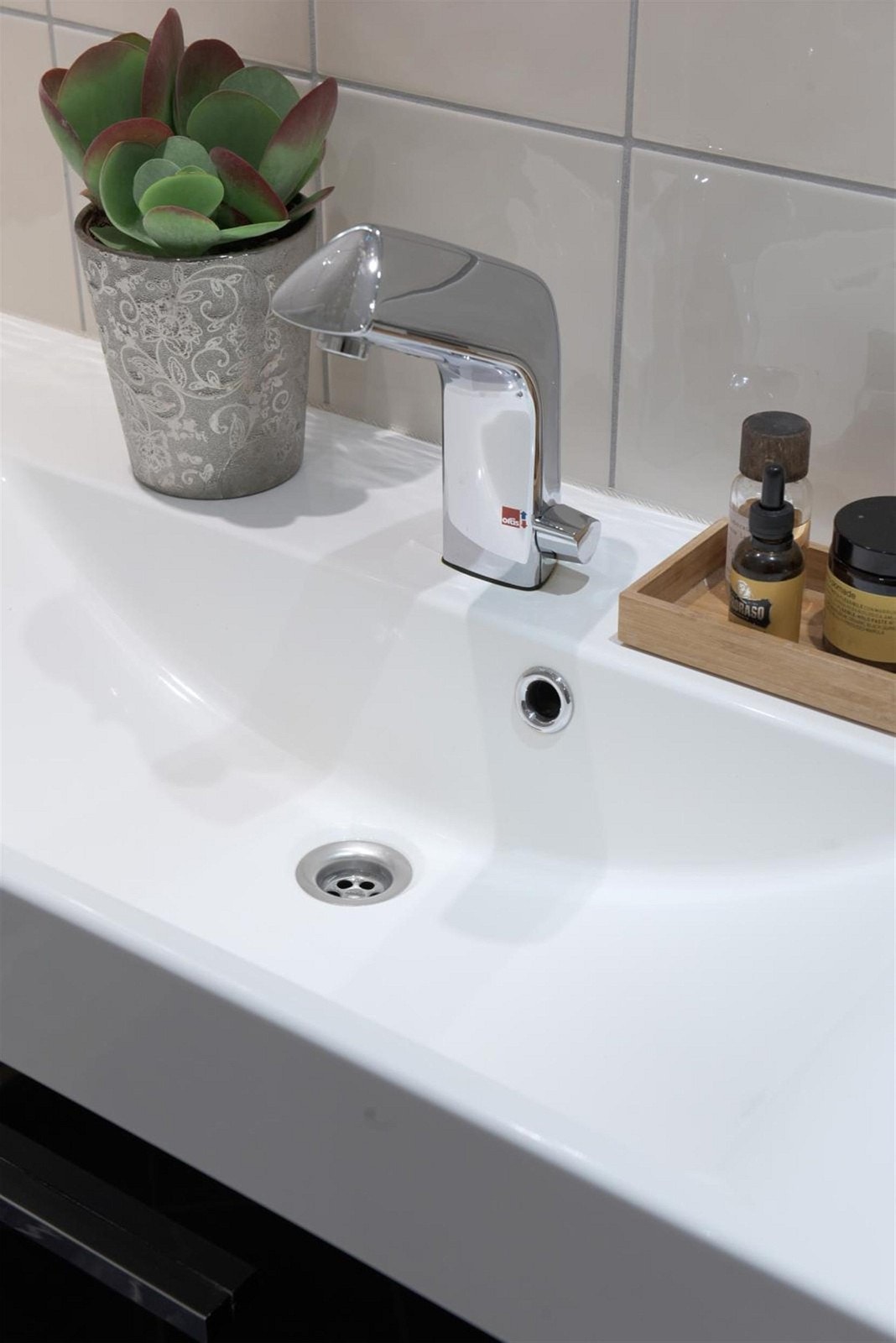 Servant med underskap (berøringsfritt
armatur - bevegelsessensor). Speil med integrert belysning. Galleribilde