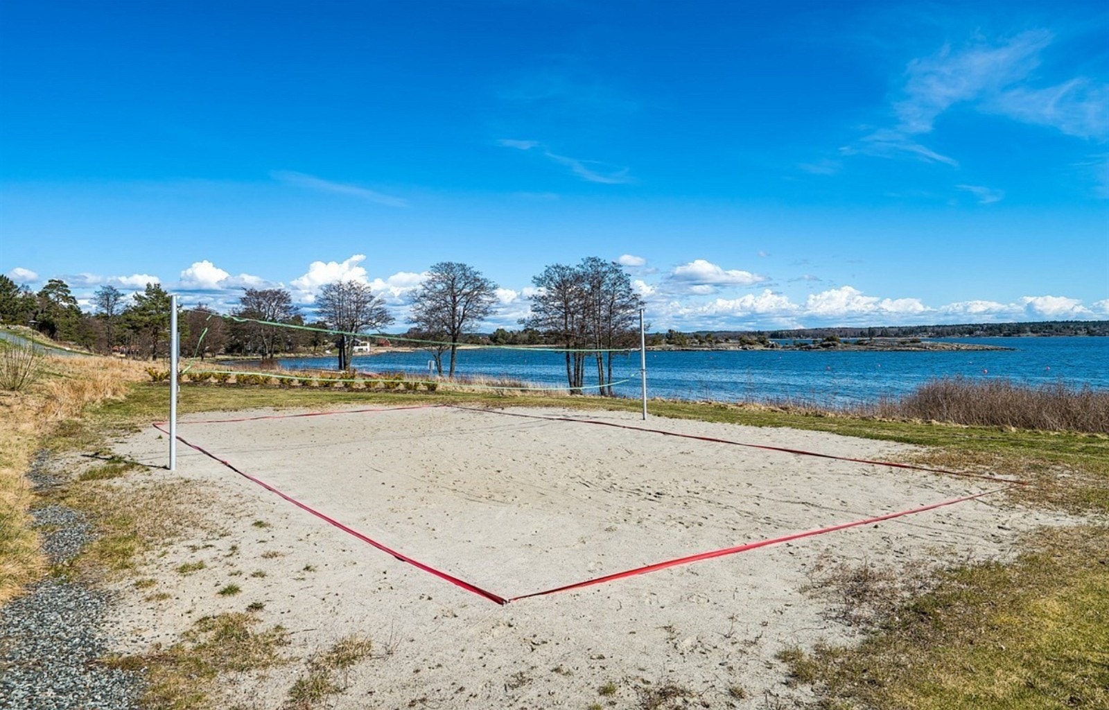 Volleyballbane 60 meter fra hytta. Galleribilde