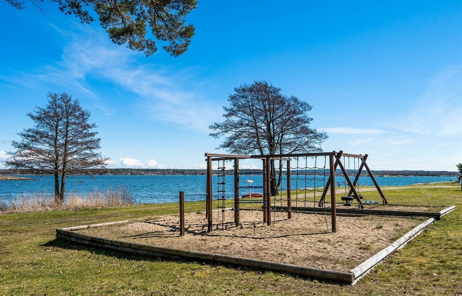 Lekeplass 50 meter nedenfor hytta. Utsikt fra terrassen. Galleribilde