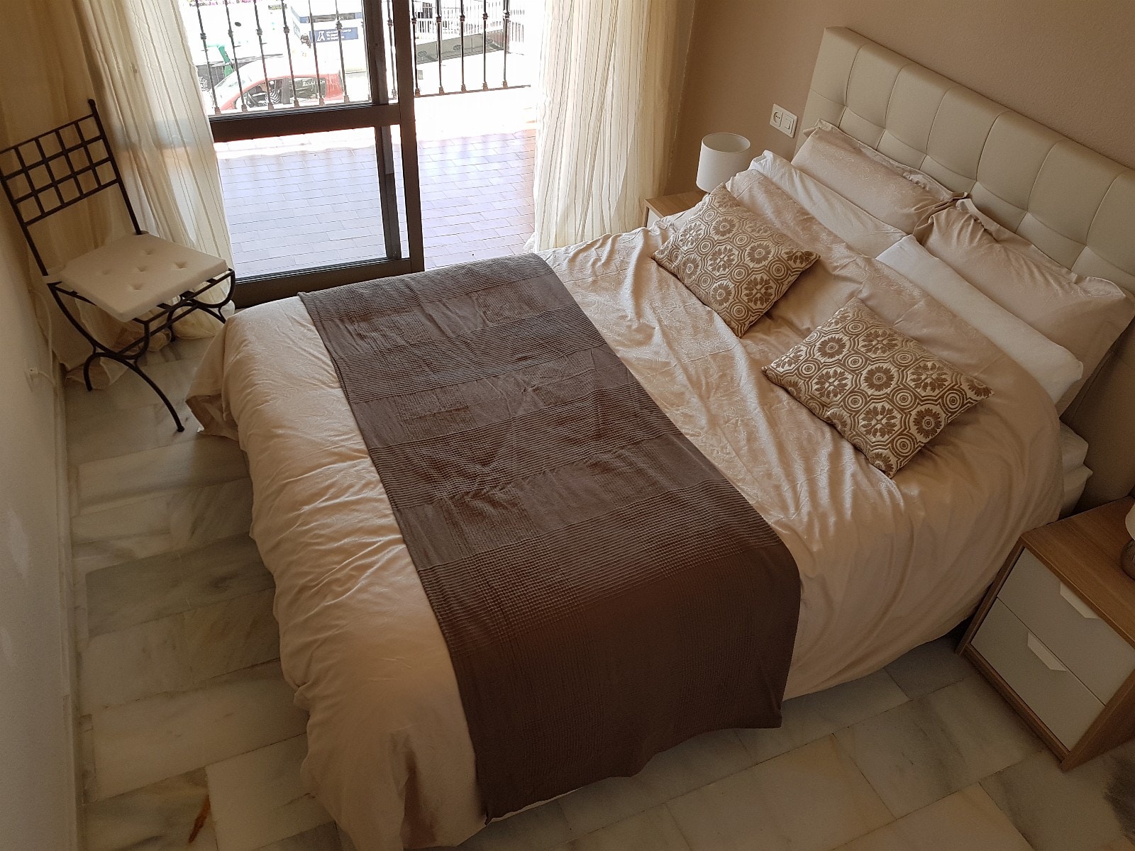 Soverom med utgang til balkong Galleribilde