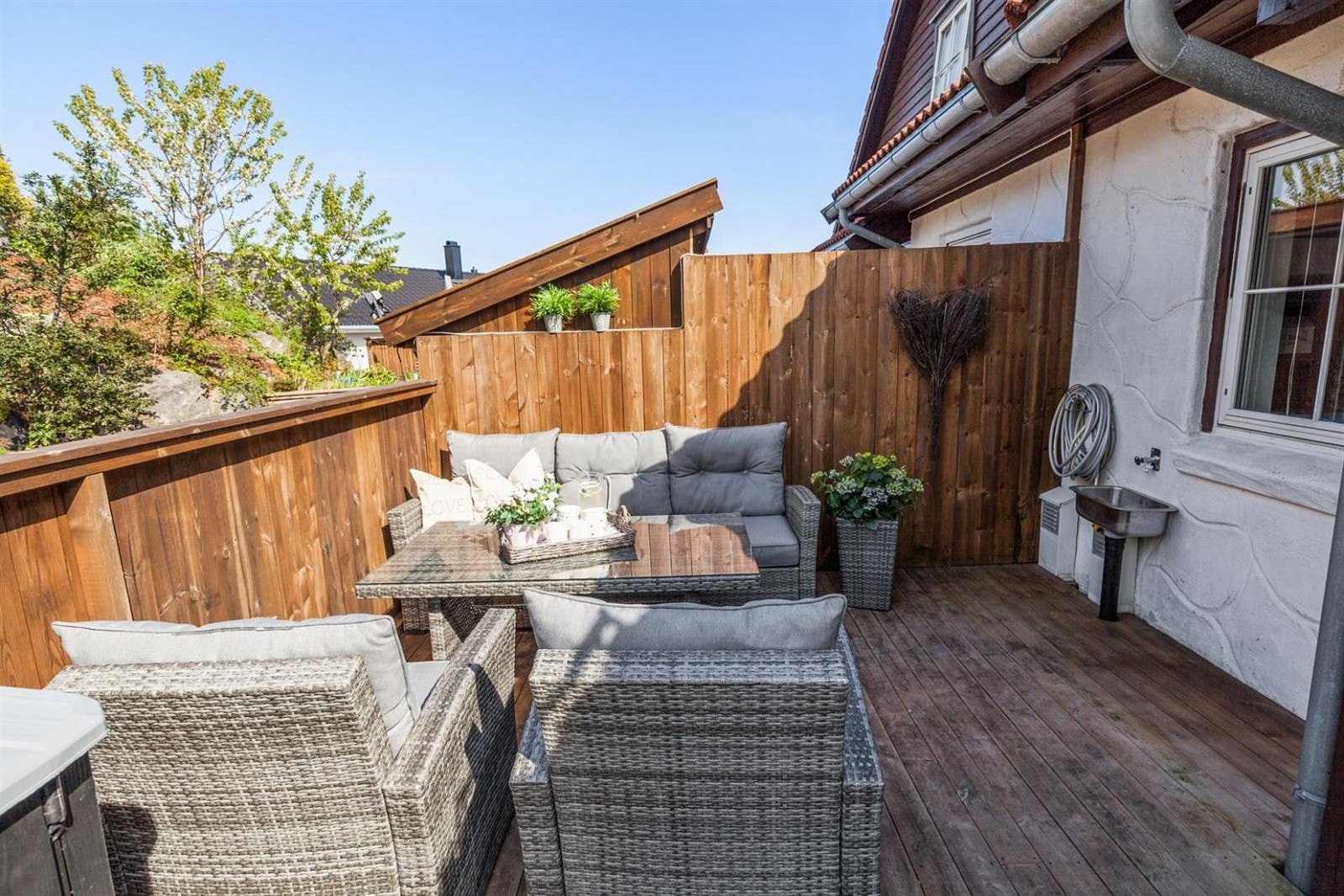 Hyggelig uteplass ved inngangsparti. Galleribilde