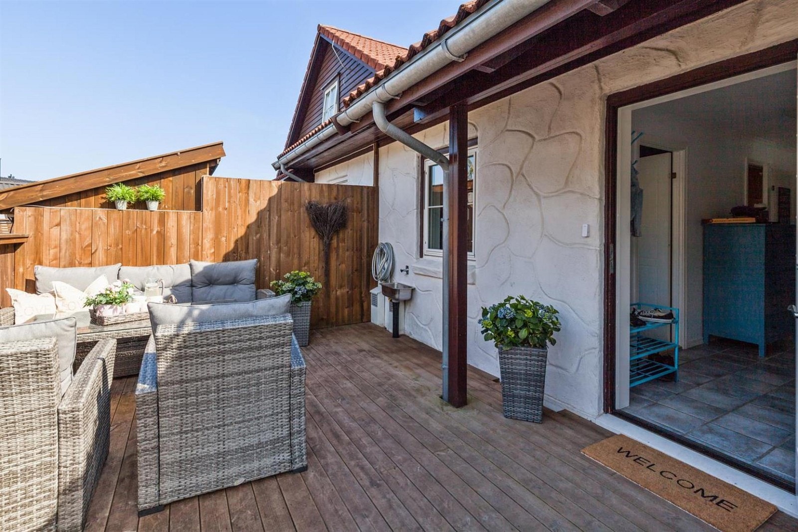 Hyggelig uteplass ved inngangsparti. Galleribilde