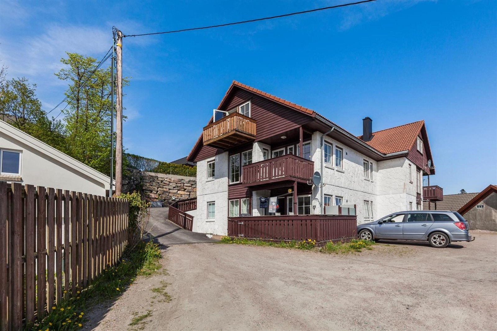 4 mannsbolig, hvorav denne leiligheten ligger i 2 etg. og 3 etg. Inngang fra bakkeplan. Og parkering like utenfor døren. Galleribilde