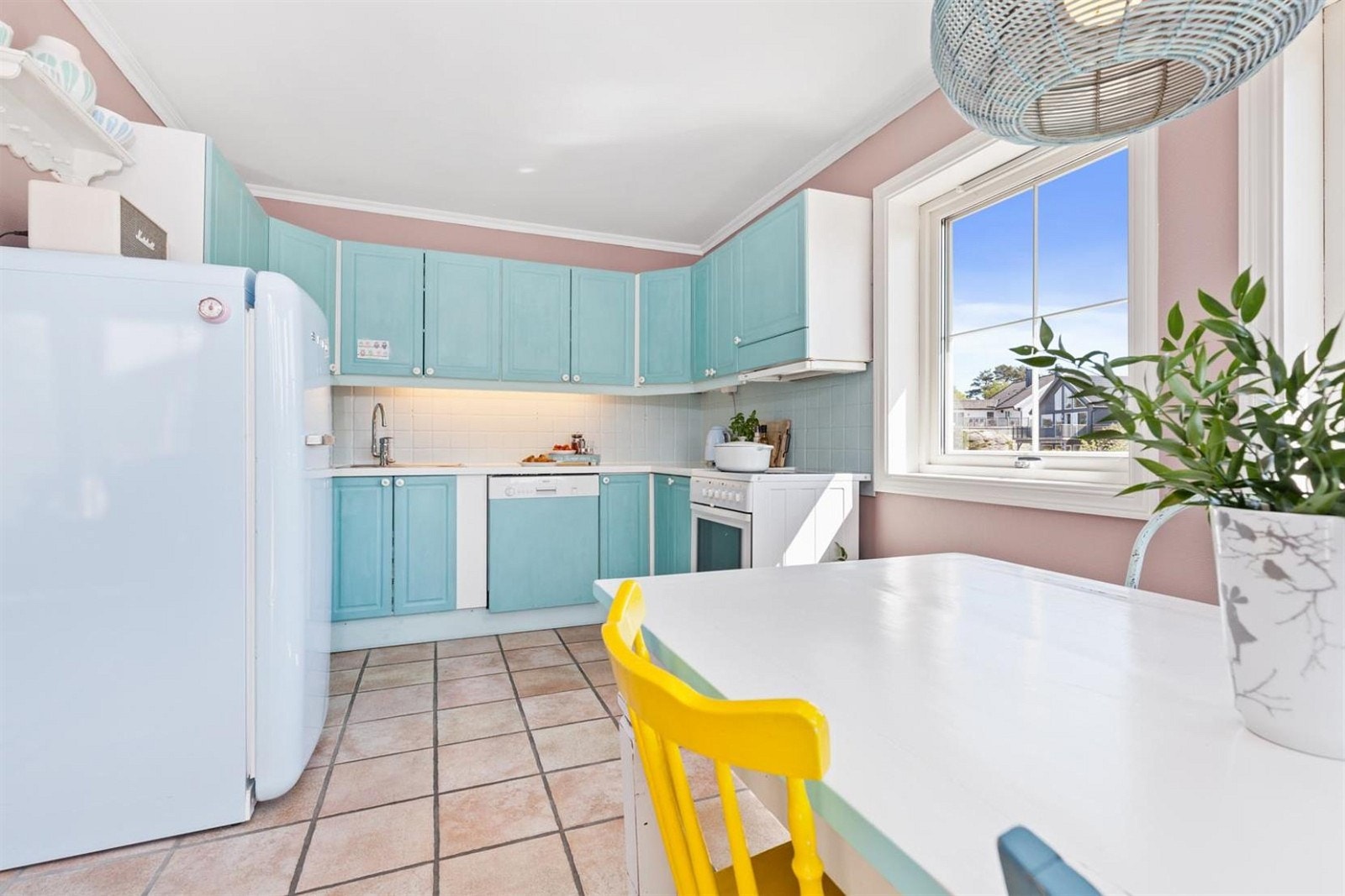 Lyst og pent kjøkken. Galleribilde