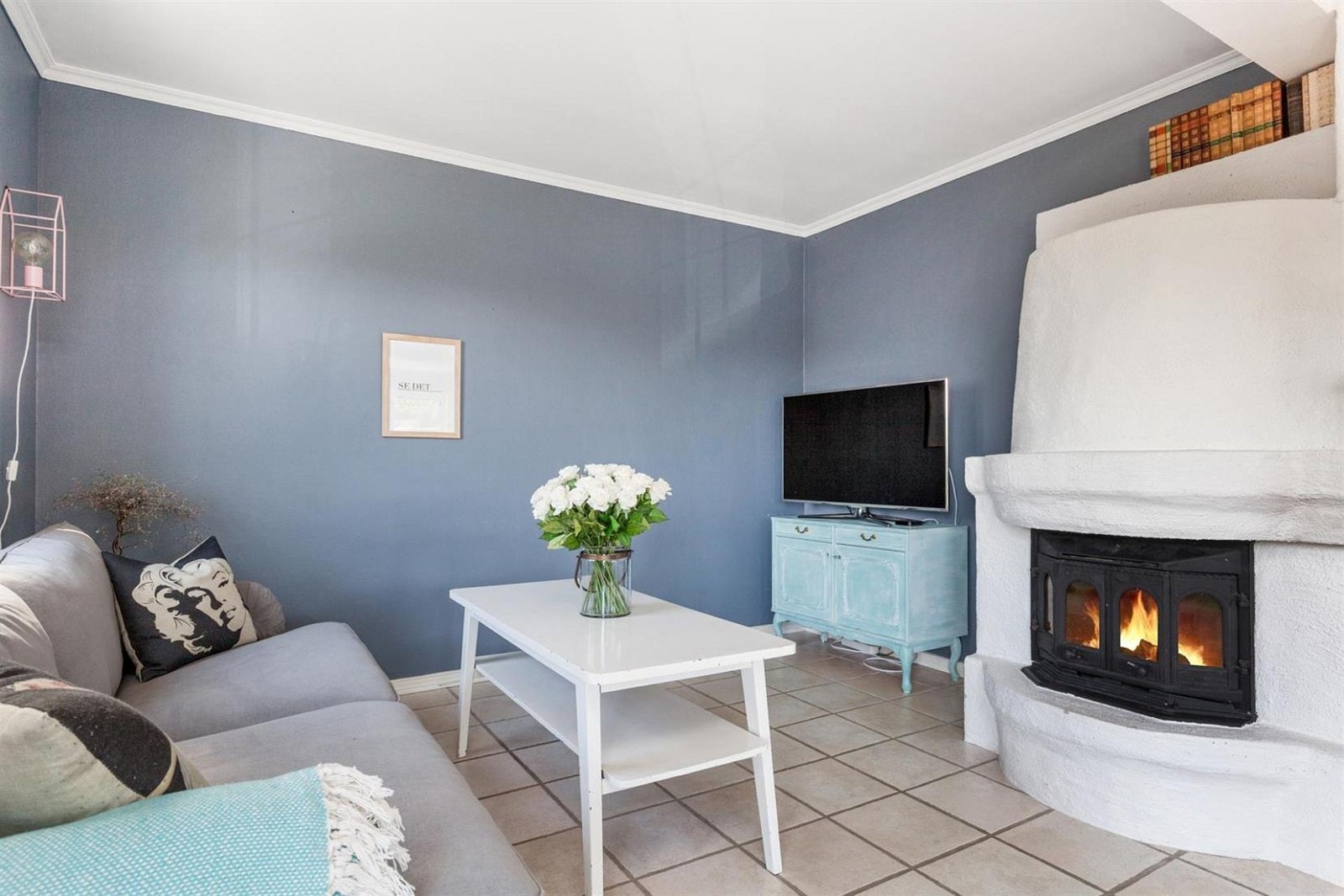 Stue med hyggelig peis. Galleribilde