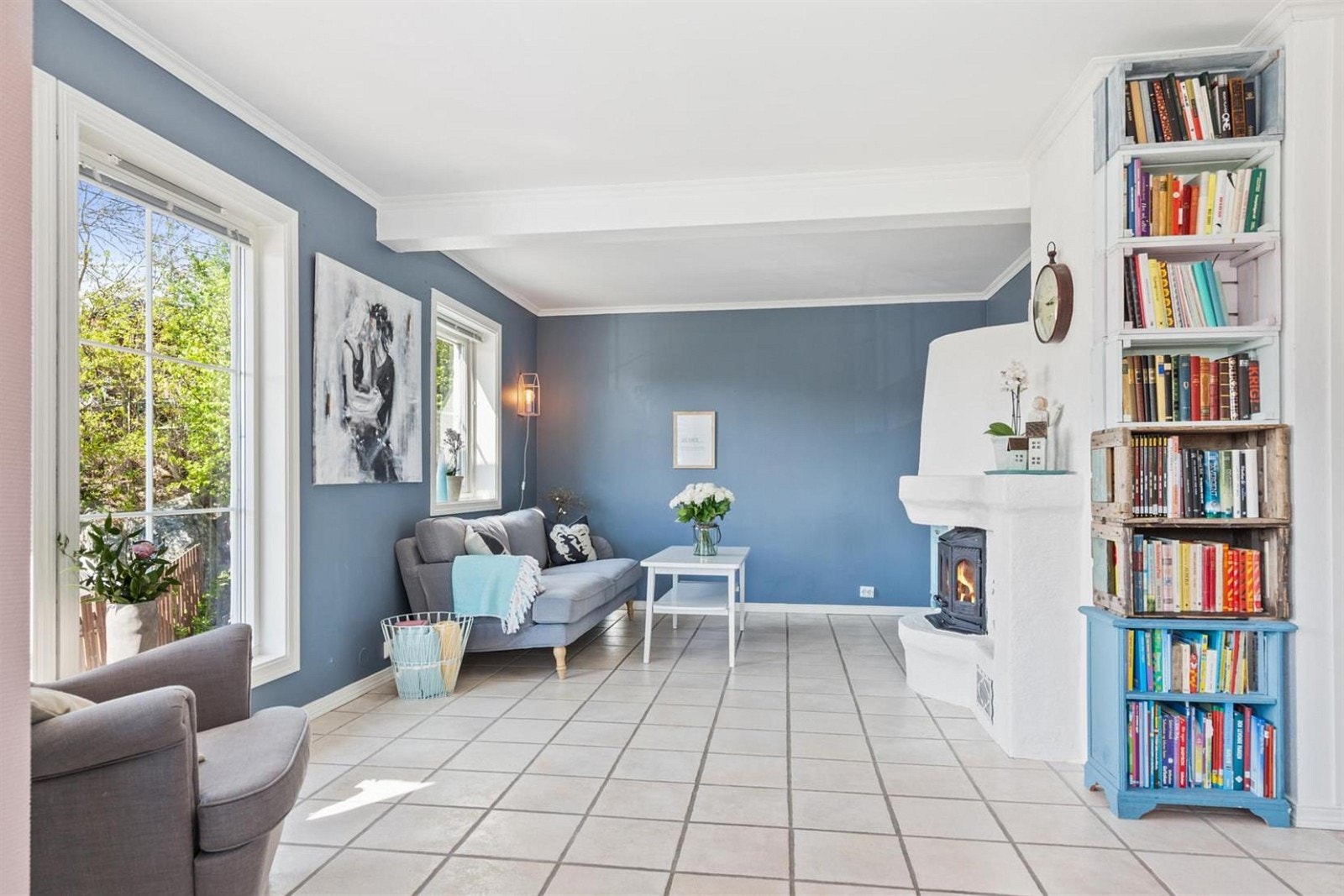 Stor og lys stue med peis. Galleribilde