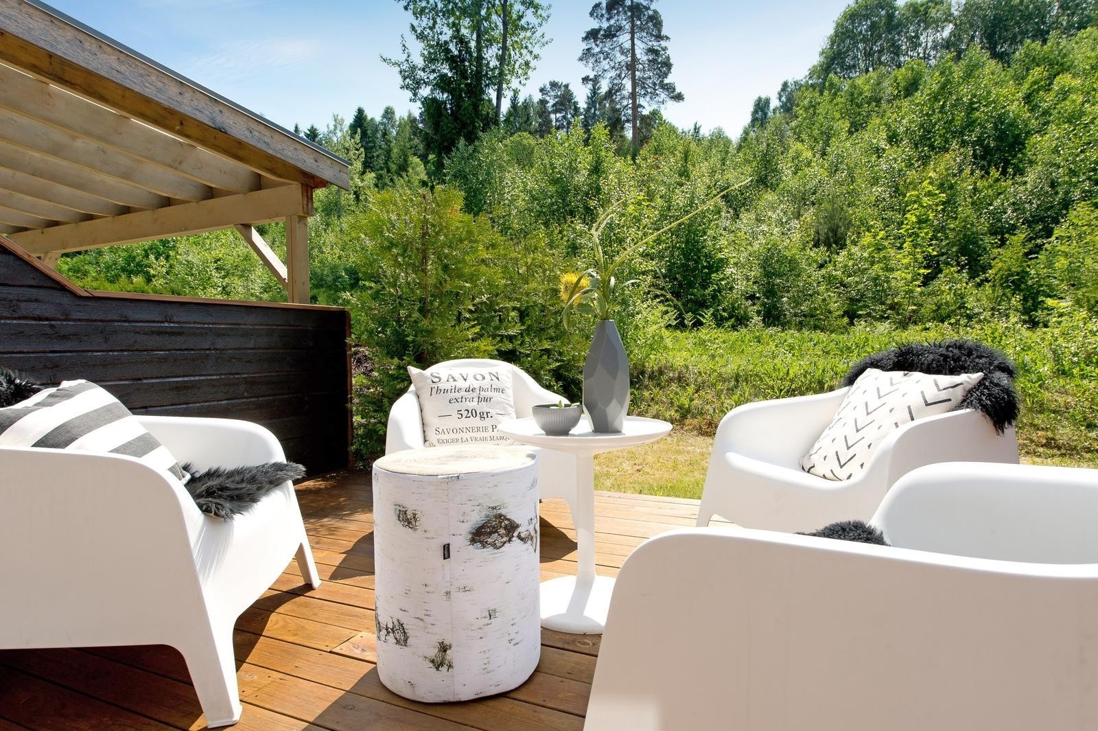 Skjermet terrasse mot friareal og marka Galleribilde