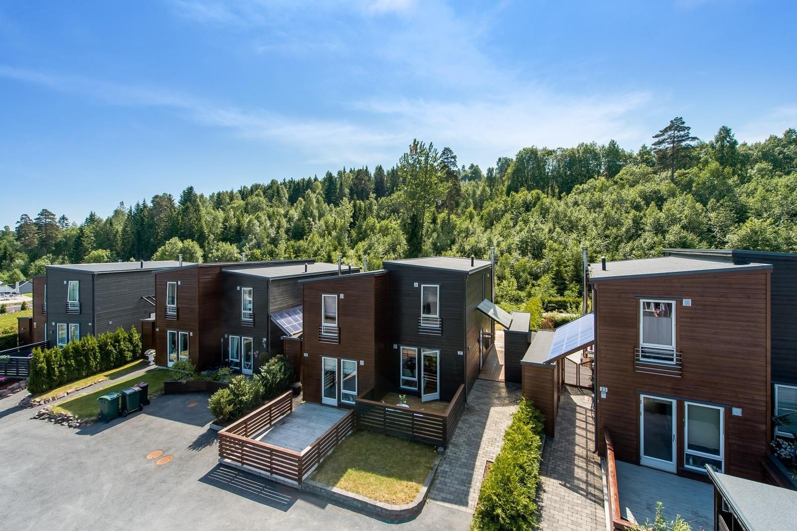 Meget pen og nyere del av vertikaldelt tomannsbolig med skjermet terrasse mot friareal - meget barnevennlig og gode solforhold i attraktivt boligområde på Hallermoen Vest - Konnerud Galleribilde