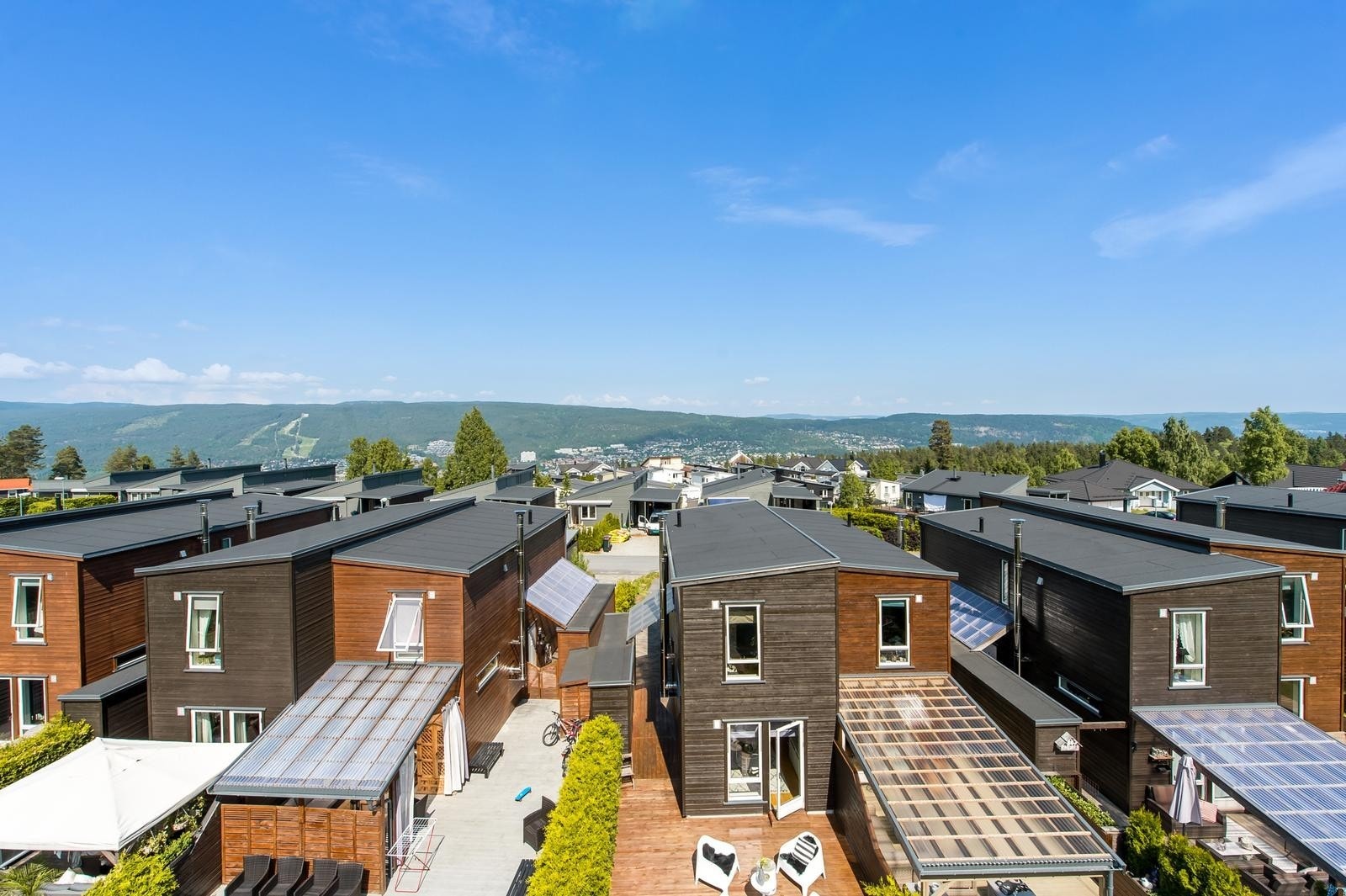 Skjermet terrasse mot friareal og marka Galleribilde