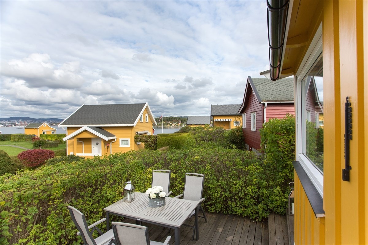 Sittegruppen på terrassen. Galleribilde