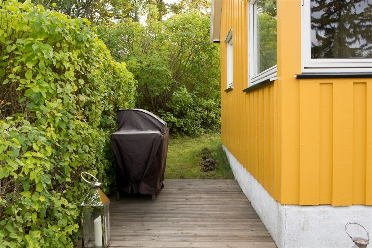 Terrassen med grillplass. Galleribilde