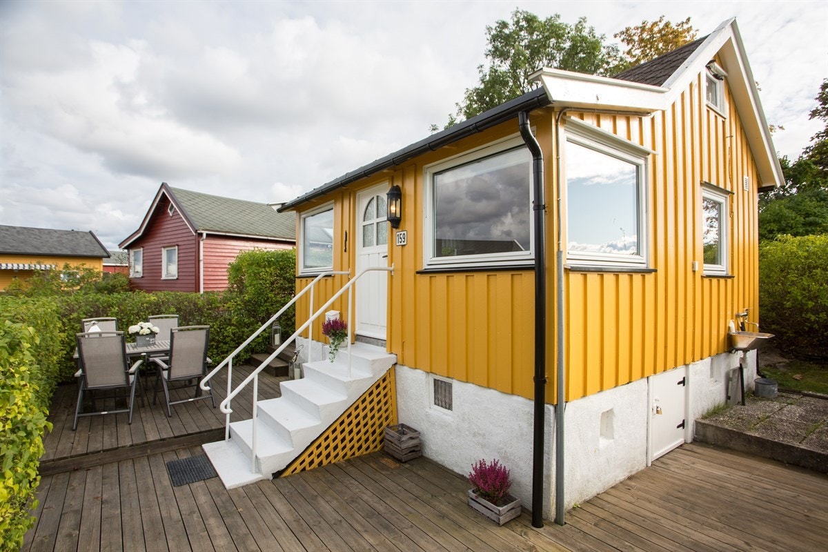 Hytta med terrassen i forgrunnen. Galleribilde