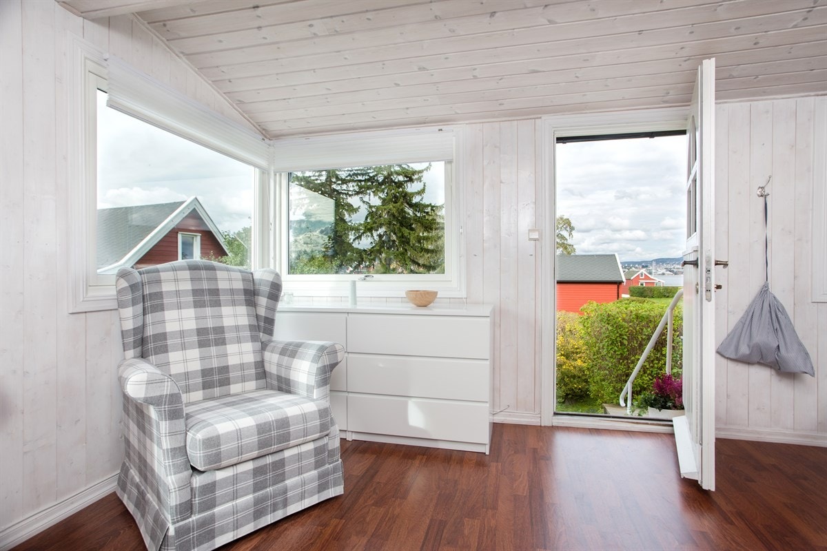 Stuen mot utgangen. Galleribilde