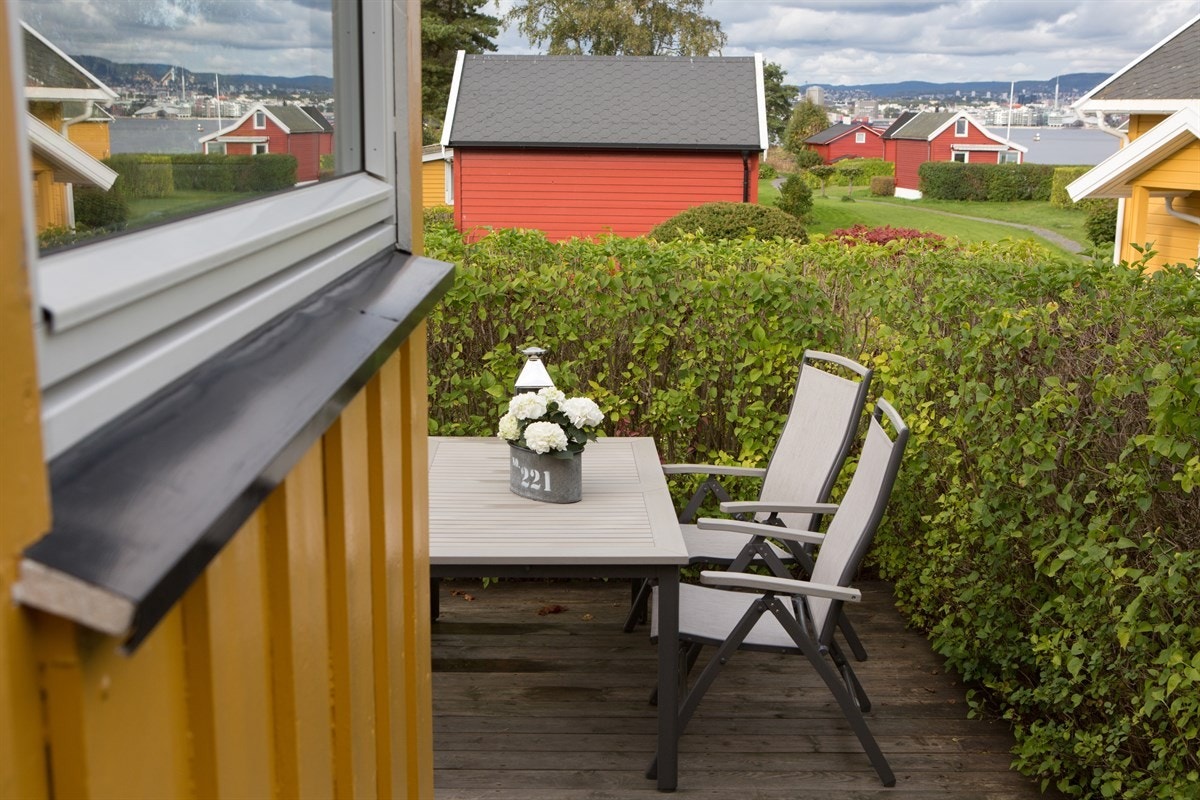 Sittegruppen på terrassen. Galleribilde