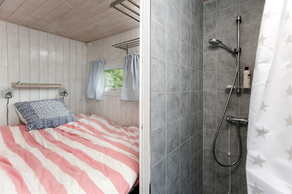 Sovealkoven med dusjhjørnet. Galleribilde