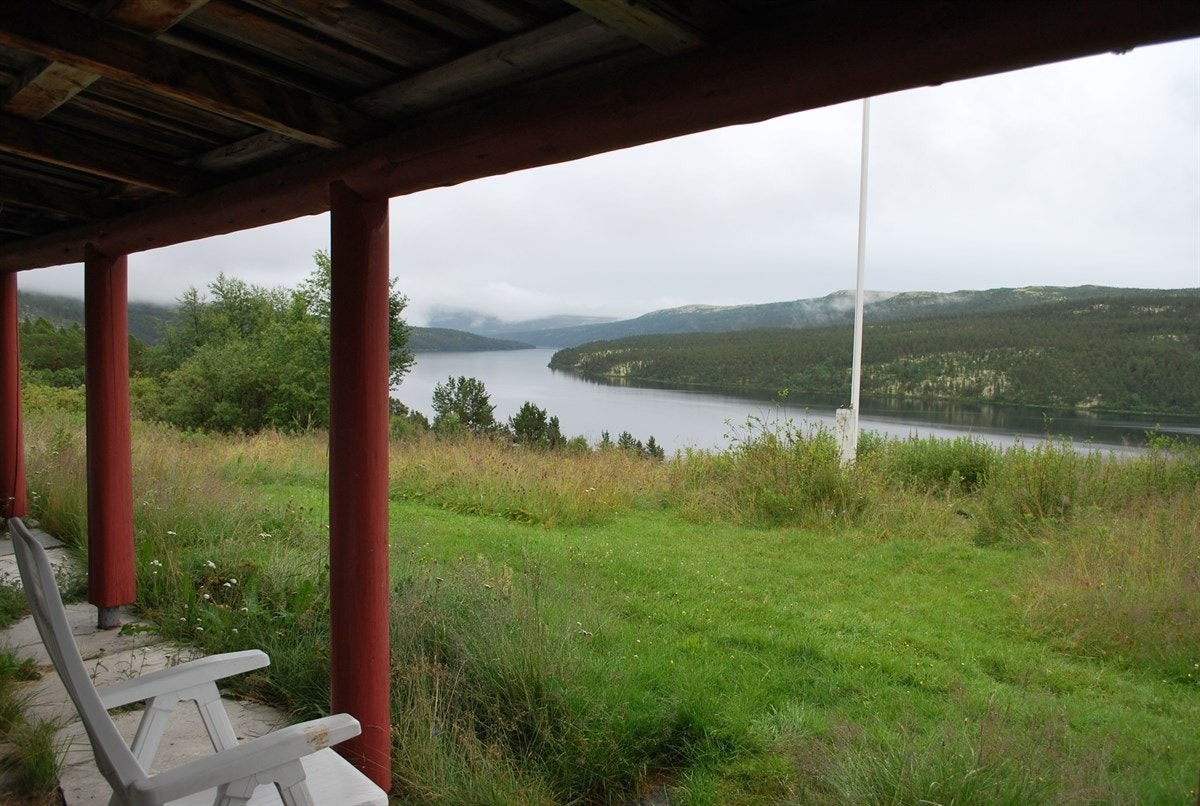 Utsikten mot Atnsjøen fra hovedhytta Galleribilde