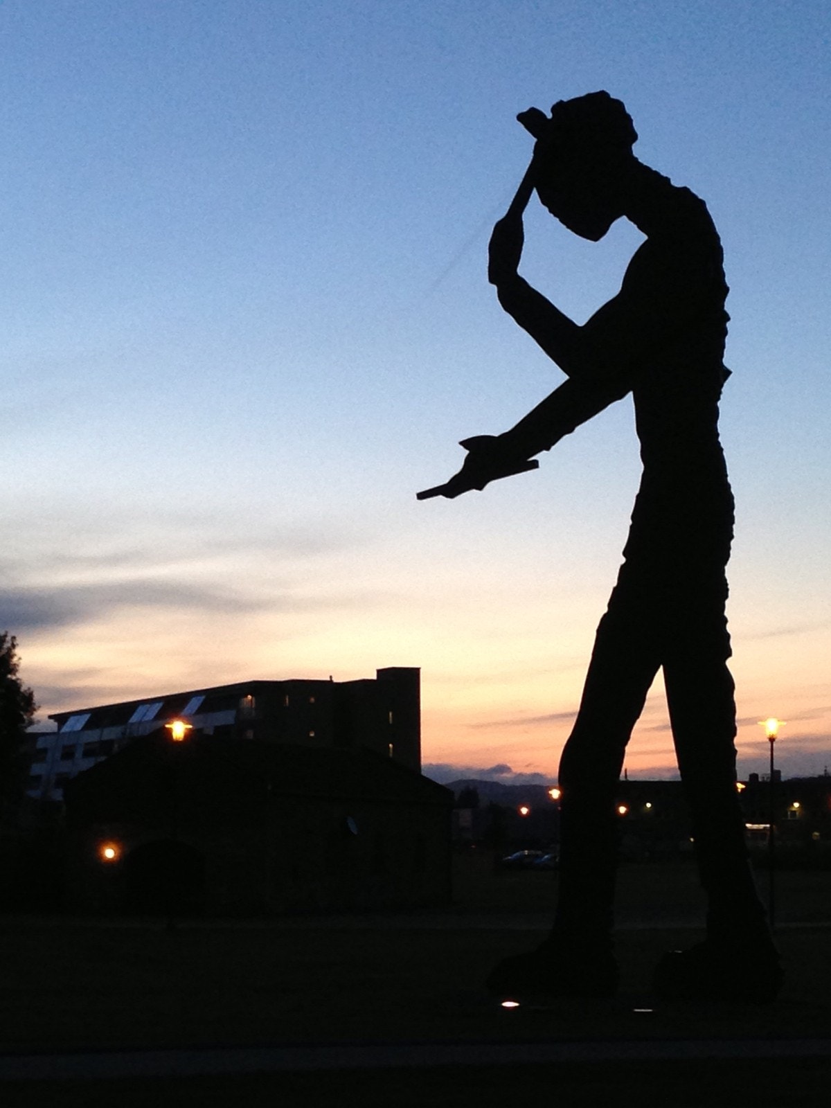 Depotgt. i bakgrunn - omgitt av kunst langs flom-vollen. Galleribilde