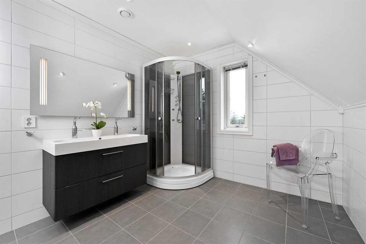 Badet i første etasje er praktisk tilknyttet entreen, noe som er kjærkomment for barnefamilier og dyrehold. Galleribilde