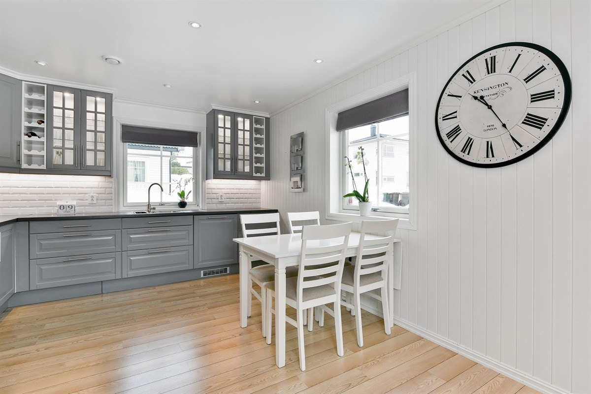 Videre har kjøkkenet ventilator og induksjonstopp fra Witt, stekeovn og mikrobølgeovn fra Bosch, samt oppvaskmaskin. Galleribilde