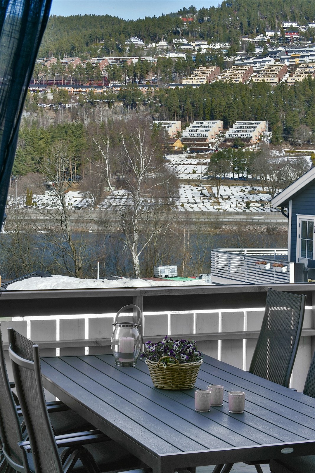 Fra loftstuen i andre etasje er det utgang til en koselig balkong. Galleribilde