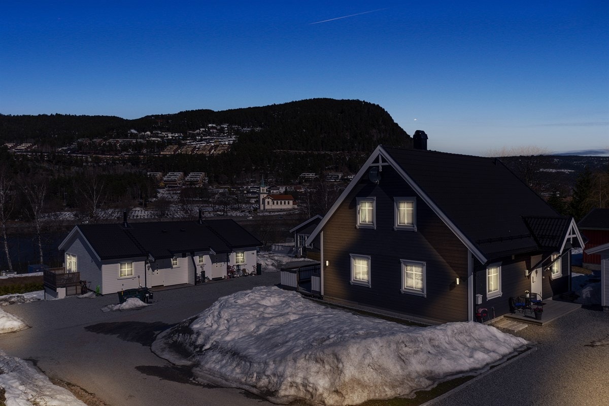 Det er kort avstand til Mjøndalen Togstasjon for pendling mot Drammen og Kongsberg. Ved å benytte bil tar det ca. 2 min til sentrum eller Orkidehøgda, 12 min til Drammen, 24 min til Kongsberg, 41 min til Oslo S, samt 70 min til Oslo lufthavn. Galleribilde