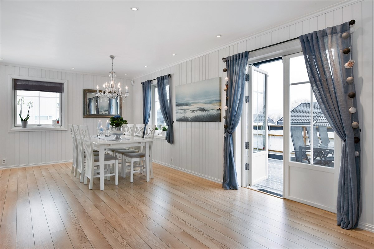 En tofløyet glassdør fører ut til en stor terrasse hvor solen kan nytes i rikelig monn. Galleribilde