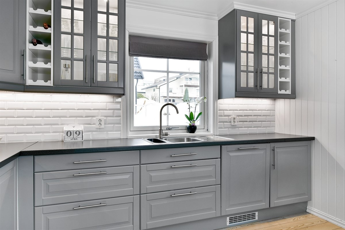 Over benken er det hvite fliser og alle arbeidsflater er godt opplyst. Galleribilde