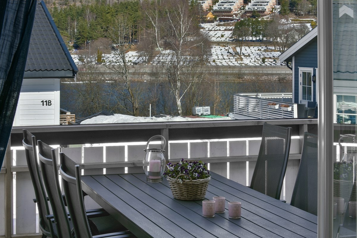 Balkongen har hvitmalt rekkverk og tredekke. Galleribilde