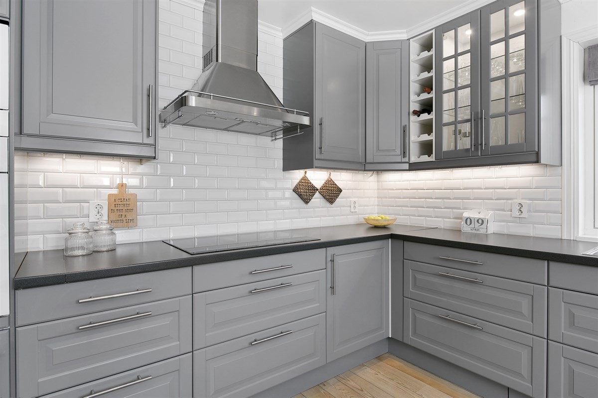 Benkeplaten i mørk utførelse har dobbel oppvaskkum. Galleribilde