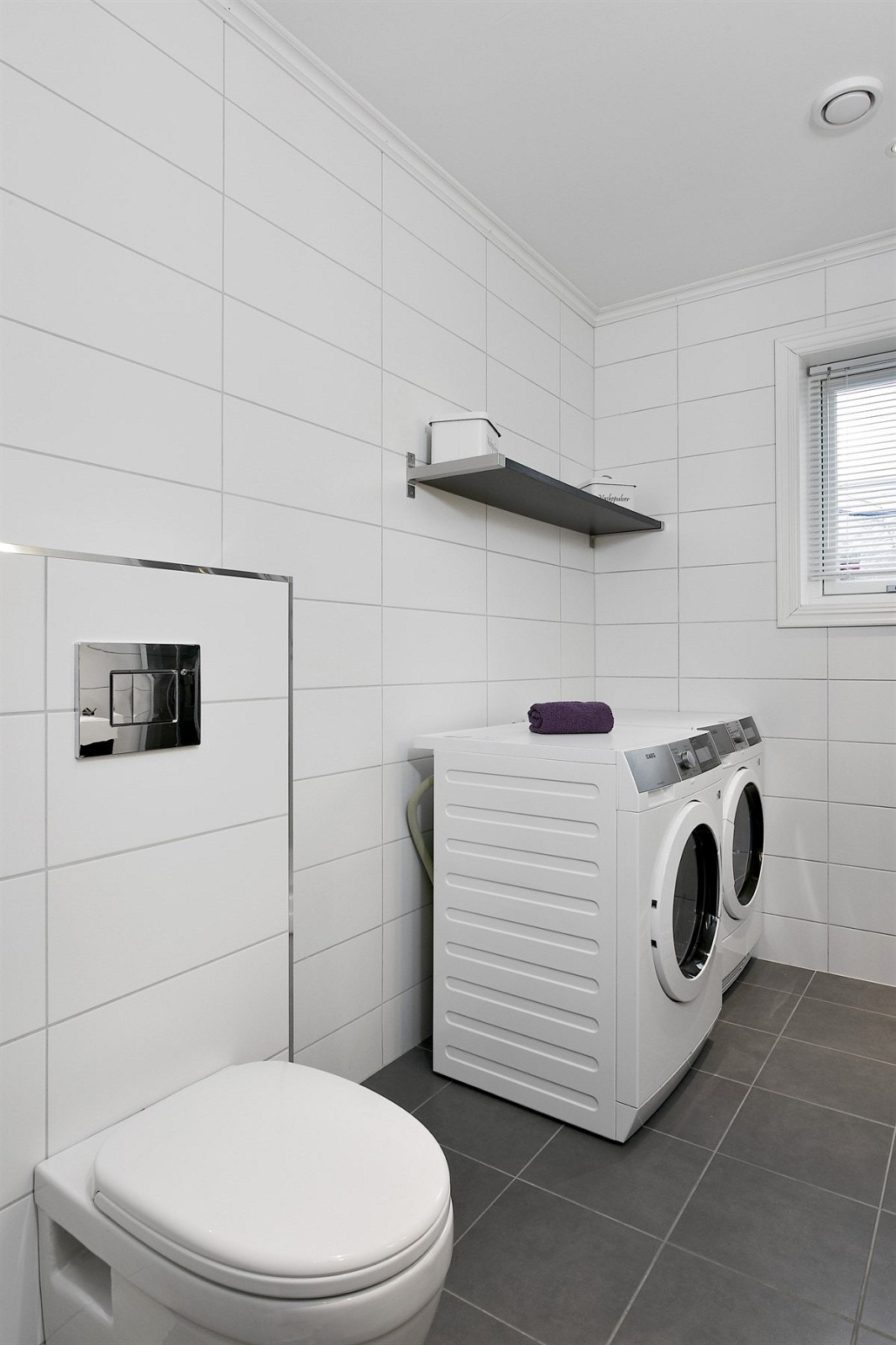 Hovedbadet ligger i andre etasje og fremstår som et romslig, familievennlig rom med skråhimling og plass til å sette seg ned. Et vindu som åpner for dagslys og utsikt. Galleribilde