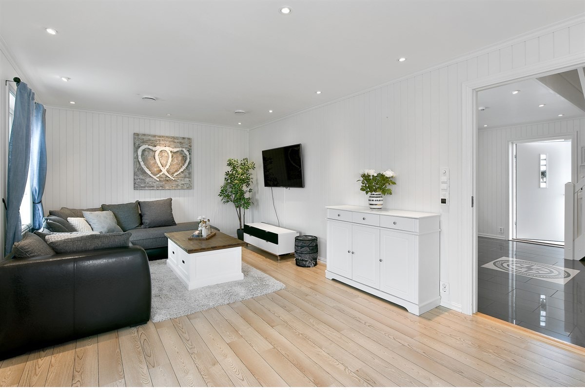 Belysningen består av downlights i hvitmalt himling. Galleribilde