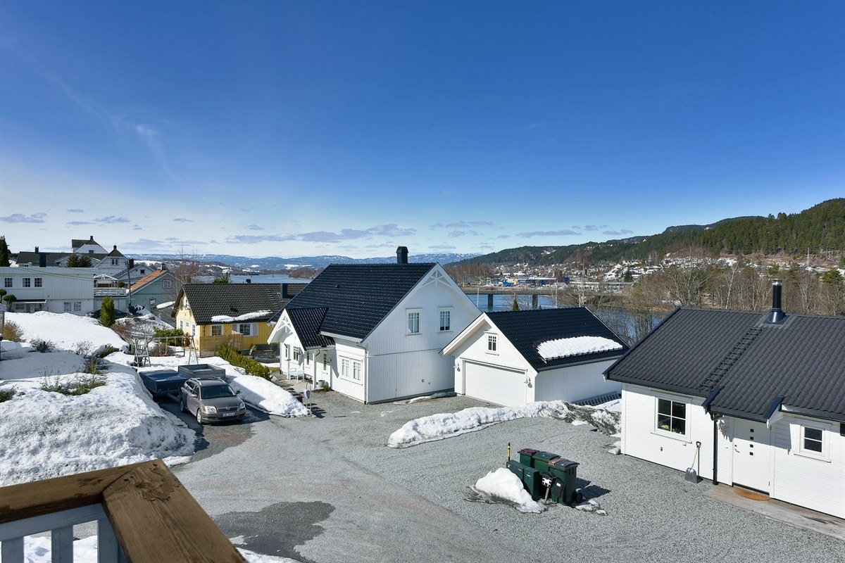 Fra terrassen er det også utgang til hagen. Galleribilde