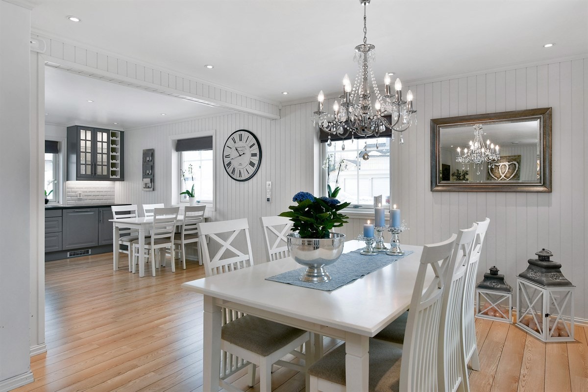 Eneboligens flotte kjøkken ligger i delvis åpen løsning mot stuen. Galleribilde