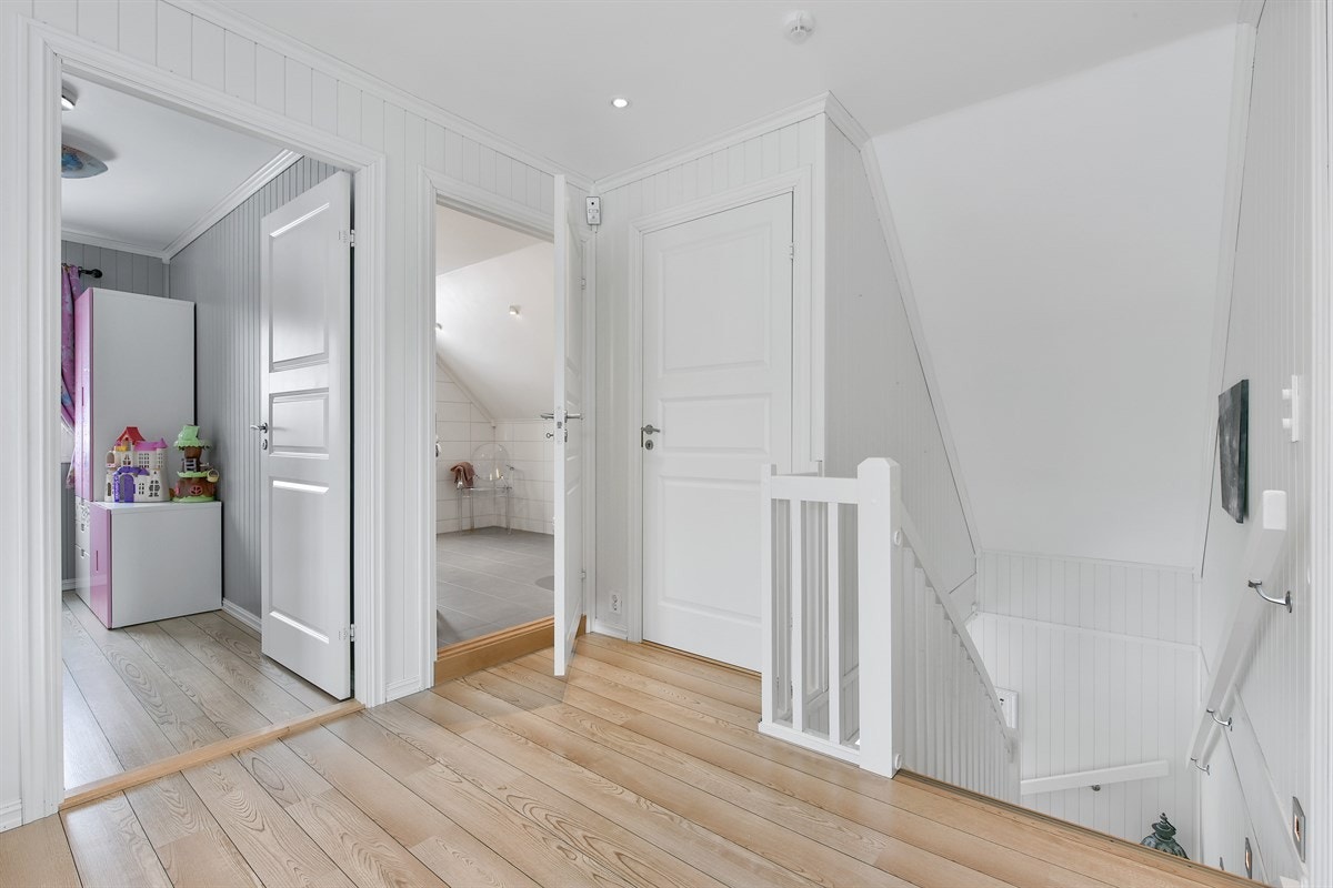 Boligen innehar i tillegg en lys og trivelig loftstue som ligger i tilknytning til soverommene. Galleribilde