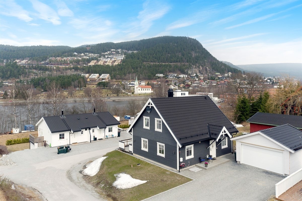 Privatmegleren ved John Granly Steen og Jørgen Braathen Becher har gleden av å presentere denne familievennlige og moderne eneboligen over 2 plan fra 2012 med ny dobbelgarasje. Galleribilde