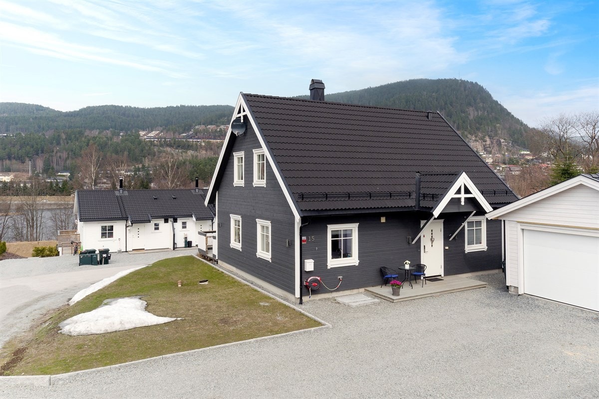 Dagligvarehandelen kan blant annet gjøres ved Rema 1000, Kiwi og Coop Prix. Ønsker du ytterligere servicetilbud har Mjøndalen sentrum, Buskerud Storsenter og Gulskogen et rikt og variert utvalg av fasiliteter og servicetilbud. Galleribilde