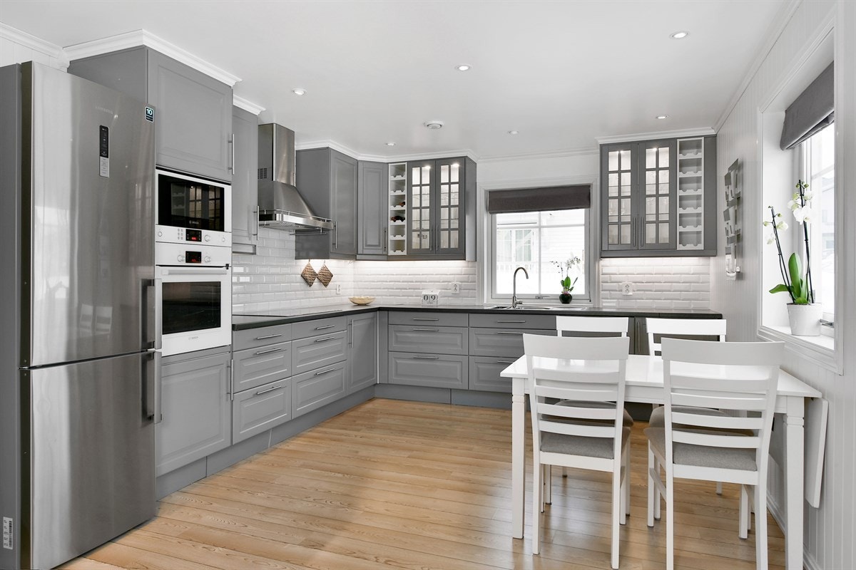 Kjøkkeninnredningen er holdt i en klassisk stil med god benke- og skapplass. Galleribilde