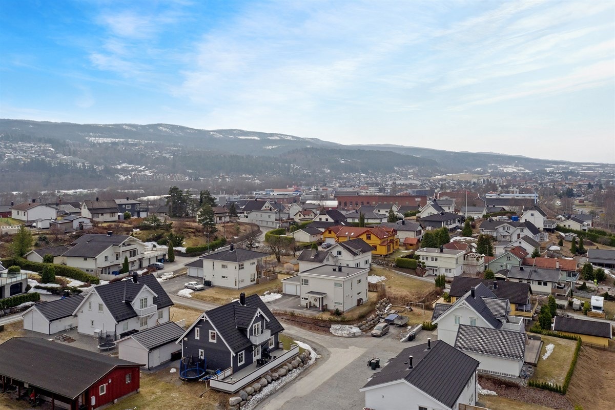 De naturskjønne omgivelsene gjør utsikten fin og skaper ekstra trivsel. Det er parkering i dobbelgarasje og på gruslagt gårdsplass. Galleribilde