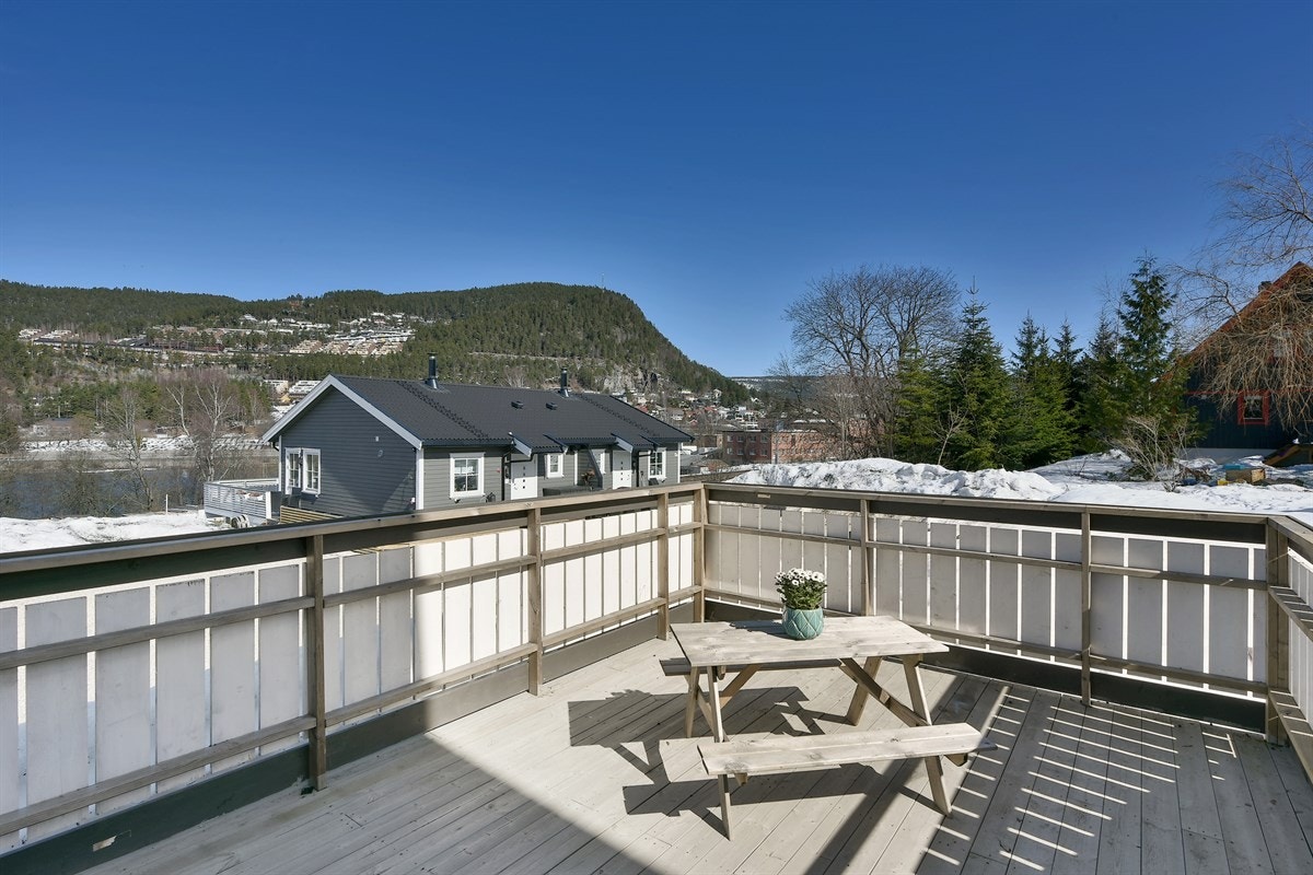 Det er god plass til ønsket utemøblement og en tofløyet dør fører inn i stuen. Galleribilde